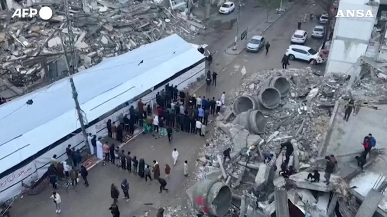 Gaza, palestinesi pregano nelle tendopoli per la fine del Ramadan
