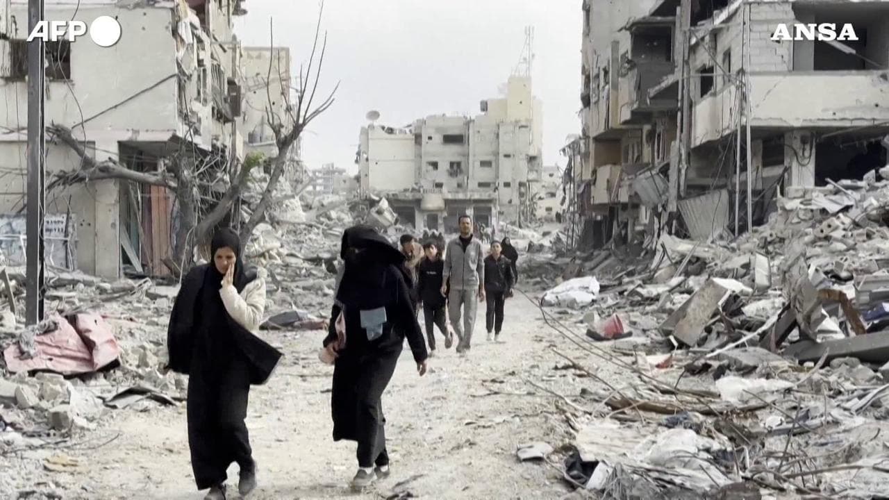 Gaza, fra le macerie di Khan Yunis: la città fantasma dopo il ritiro delle truppe israeliane