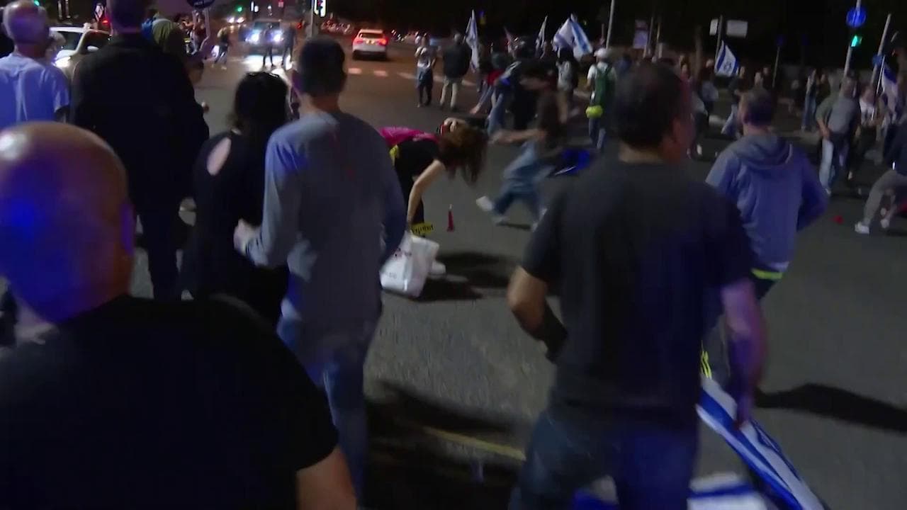 Israele, tre manifestanti investiti da un'auto durante le proteste a Tel Aviv