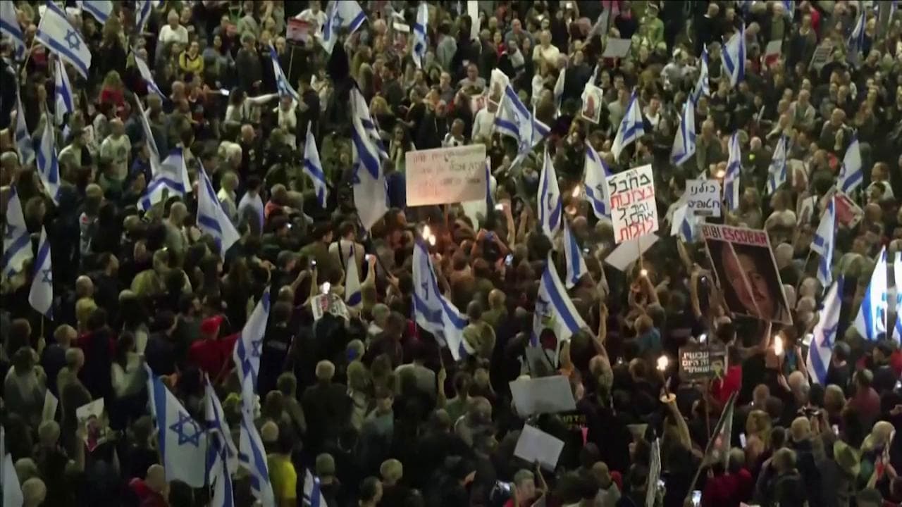 Israele, proteste contro Netanyahu a 6 mesi dal 7 ottobre. Centomila in strada a Tel Aviv