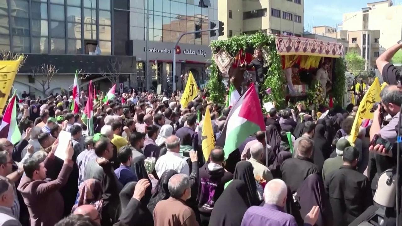 Iran, per le strade di Teheran il corteo con le bare di due generali uccisi a Damasco