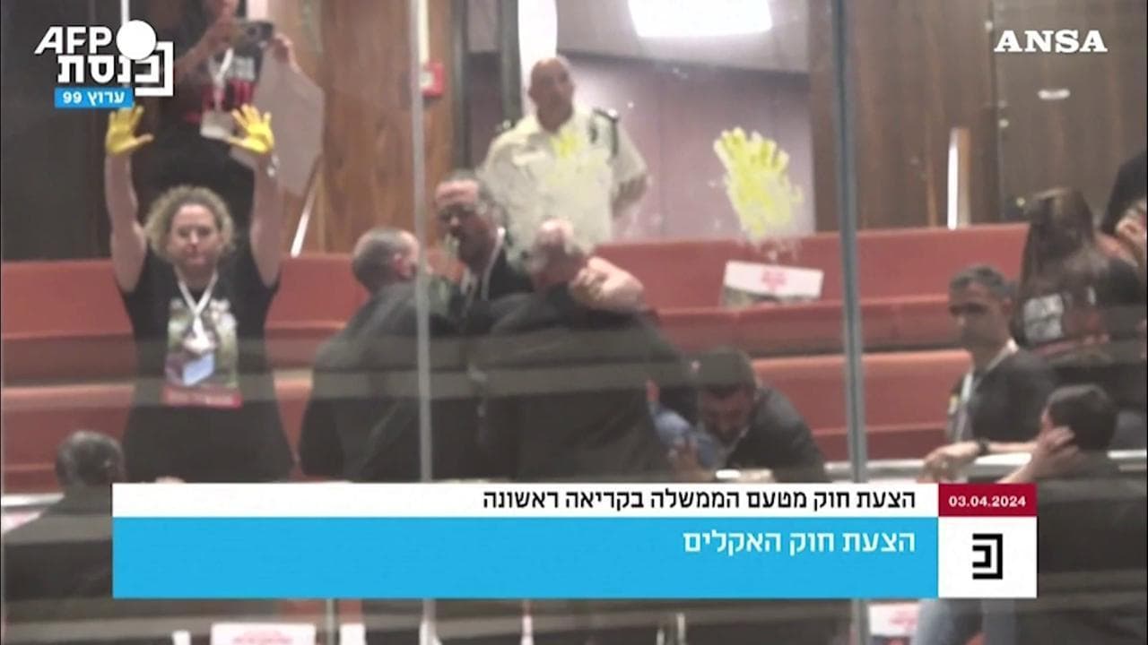 Israele, i familiari degli ostaggi colorano di giallo la Knesset