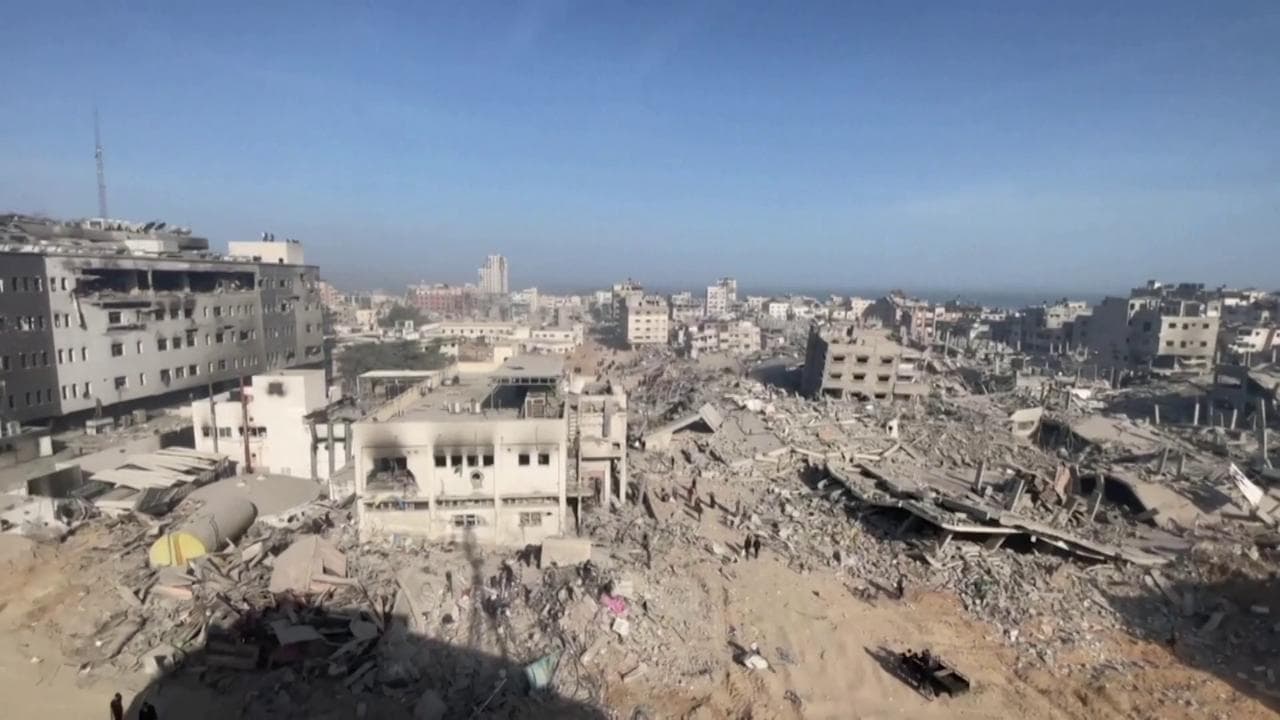 Gaza, il drone vola sulle macerie dell'ospedale Al Shifa dopo il ritiro di Israele