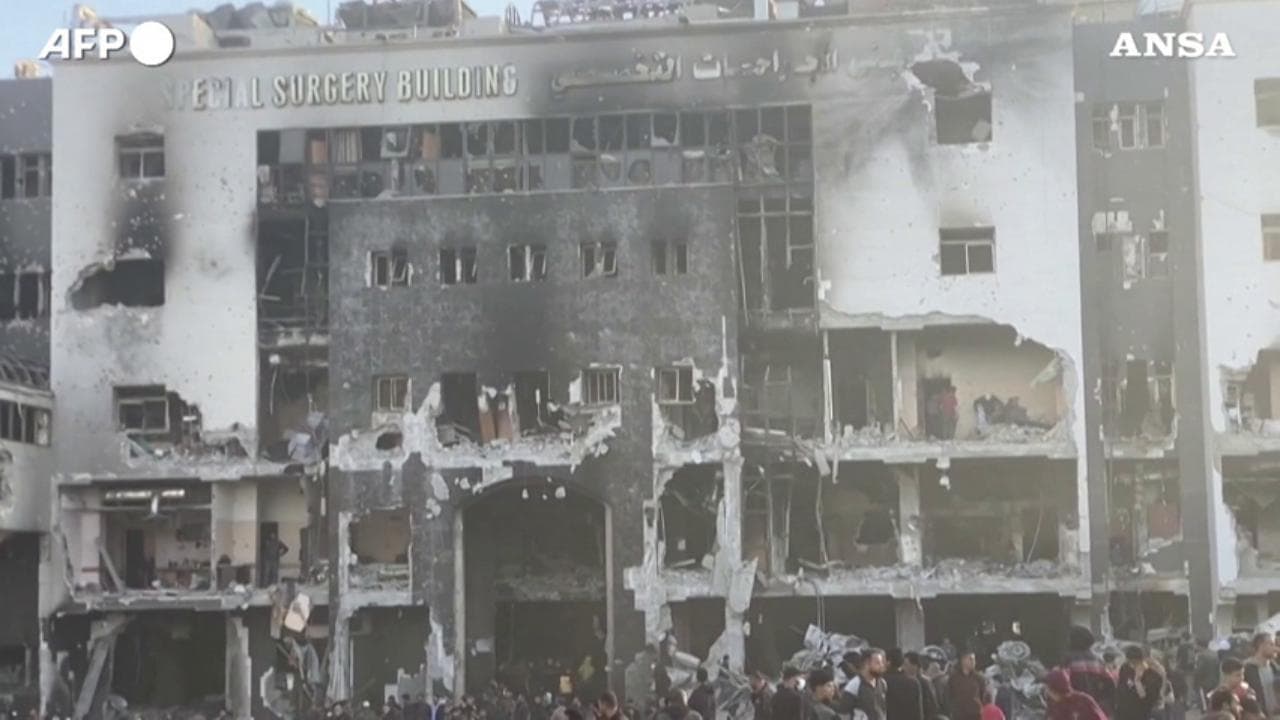 Israele ritira i carri armati dall'ospedale Al-Shifa in rovina: "Trovati decide di cadaveri"