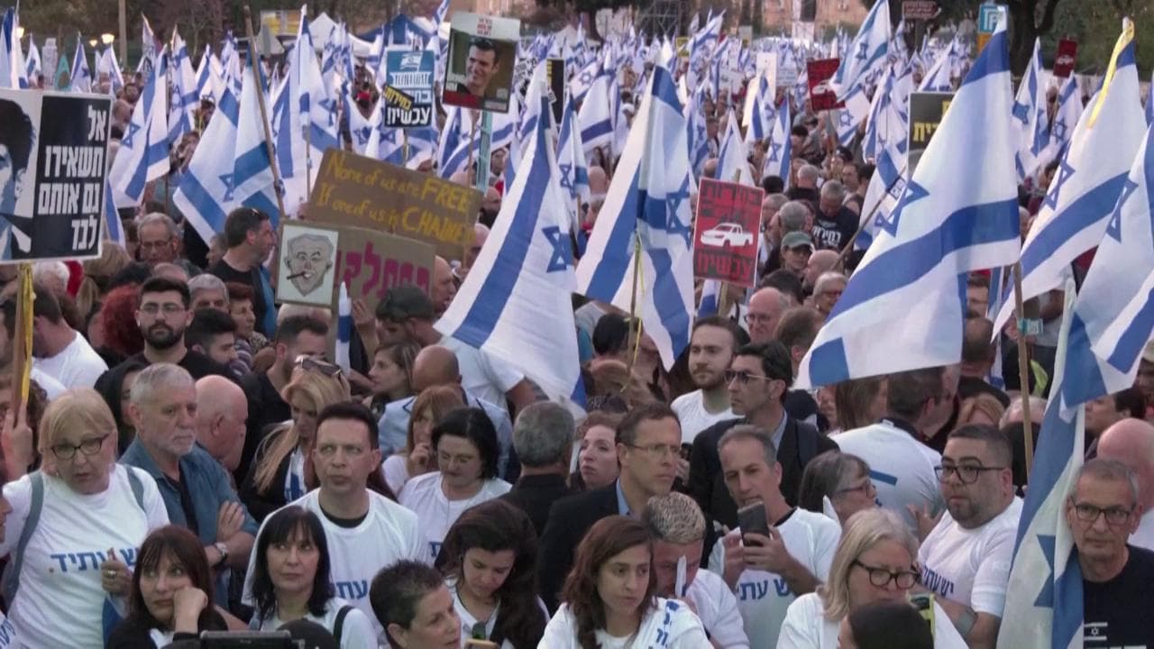 Gerusalemme, decine di migliaia di israeliani manifestano contro Netanyahu davanti al Parlamento