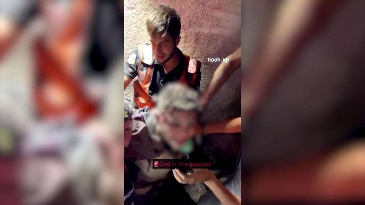 Gaza, il drammatico salvataggio di un ragazzo sotto le macerie: le immagini