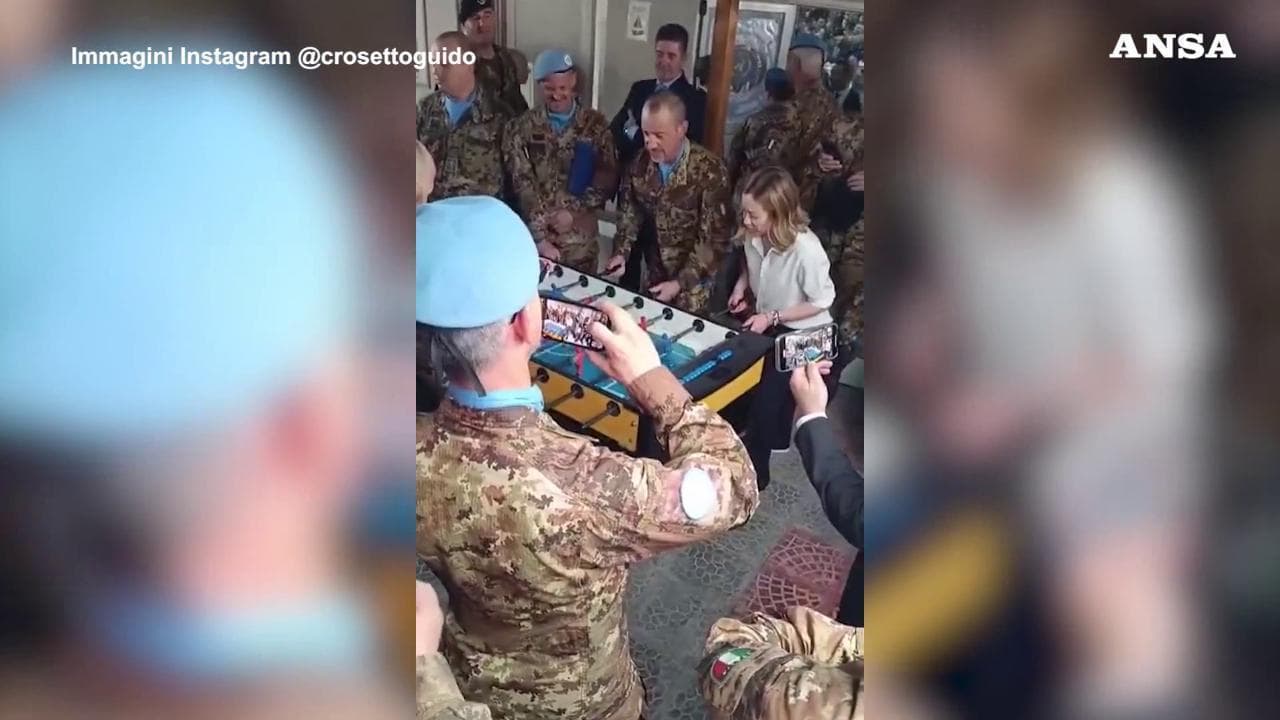 Meloni in Libano gioca a calciobalilla con i militari italiani: la sfida ripresa da Crosetto