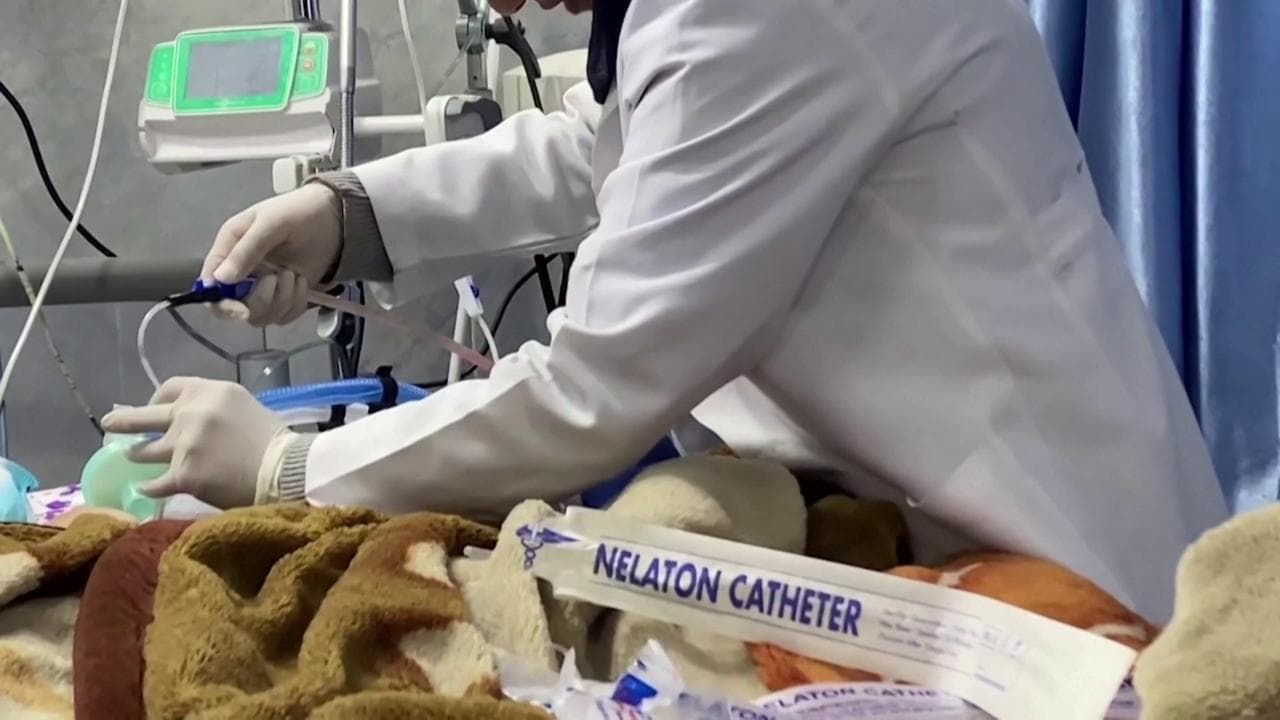 Allarme carestia a Gaza, le terribili immagini dall'ospedale: "Bambini malnutriti sottili come carta"