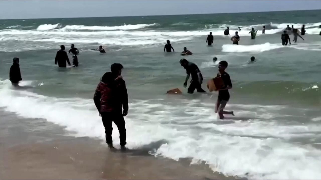 Gaza, aiuti alimentari vengono lanciati in mare: palestinesi si gettano in acqua per recuperarli