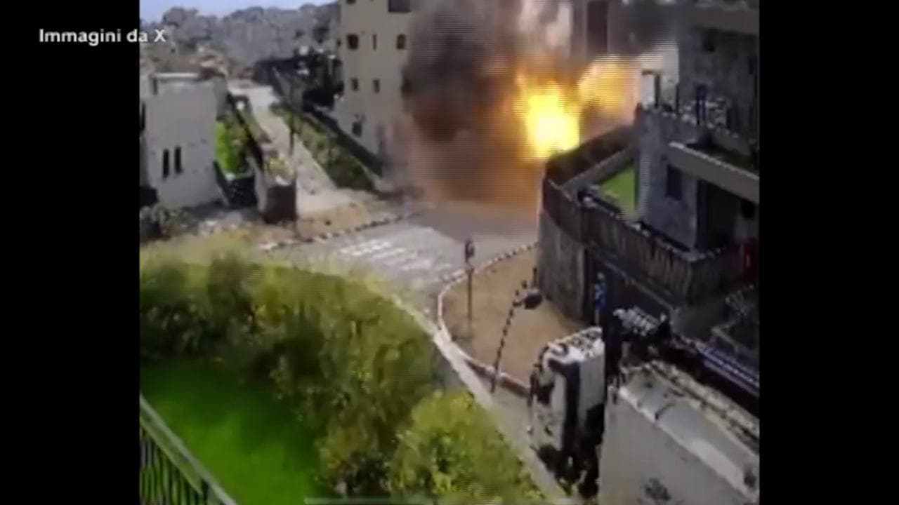 Israele, un razzo di Hezbollah colpisce un edificio a Kiryat Shmona: il momento dell'esplosione