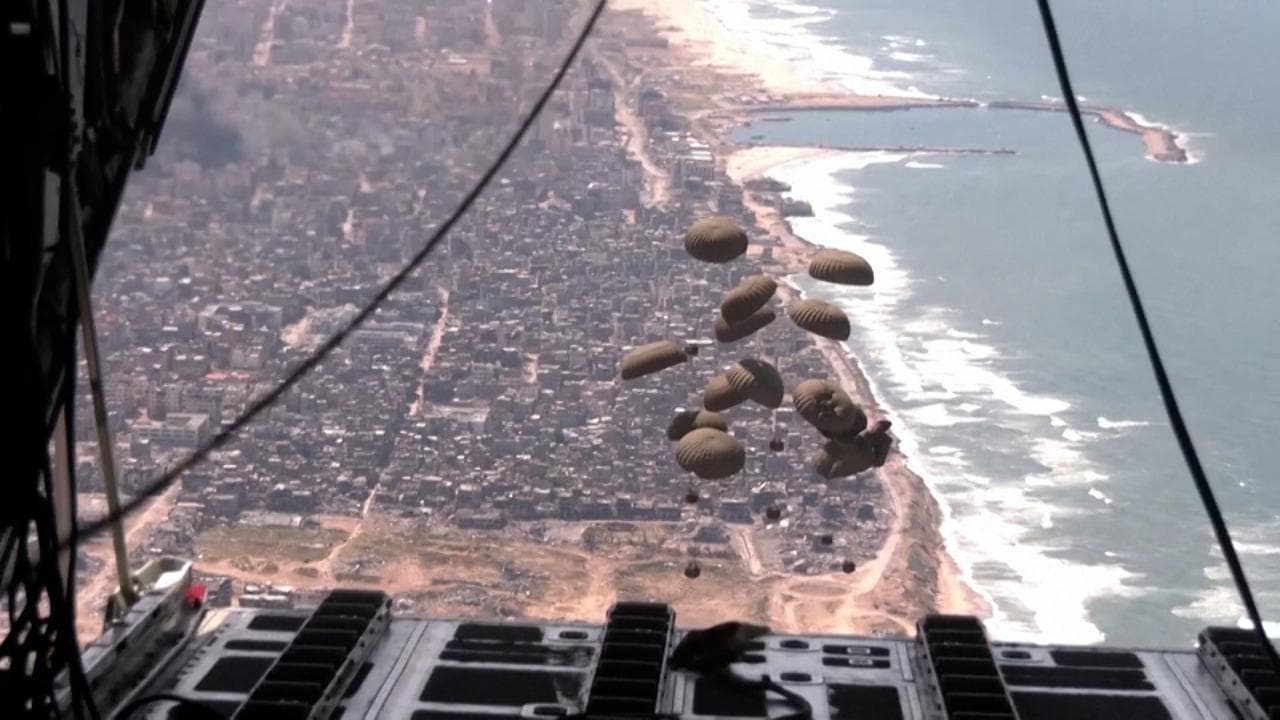 Gaza, anche Singapore lancia gli aiuti umanitari dal cielo
