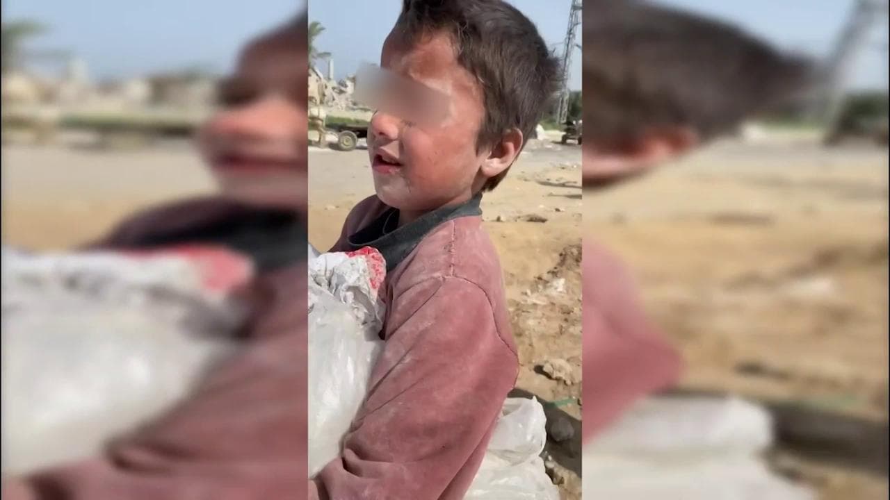 A Gaza arrivano gli aiuti umanitari, un bimbo trascina a fatica un sacco di farina