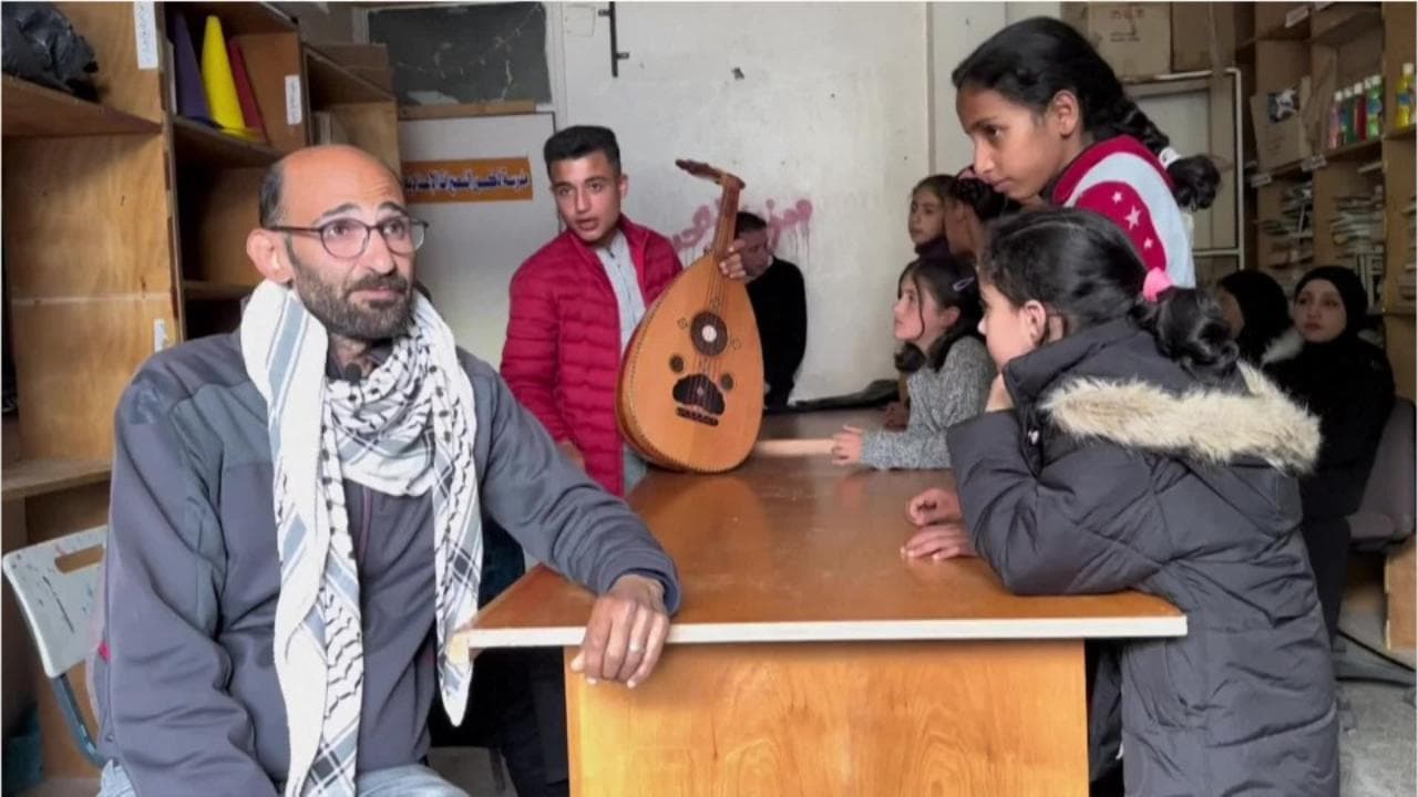 Lezioni di canto sotto le bombe: il maestro di musica di Gaza