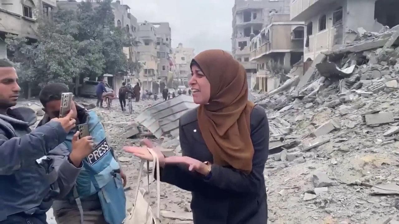 Gaza, uscita per comprare farina, al ritorno trova la casa distrutta: "Là sotto mio marito e miei figli"