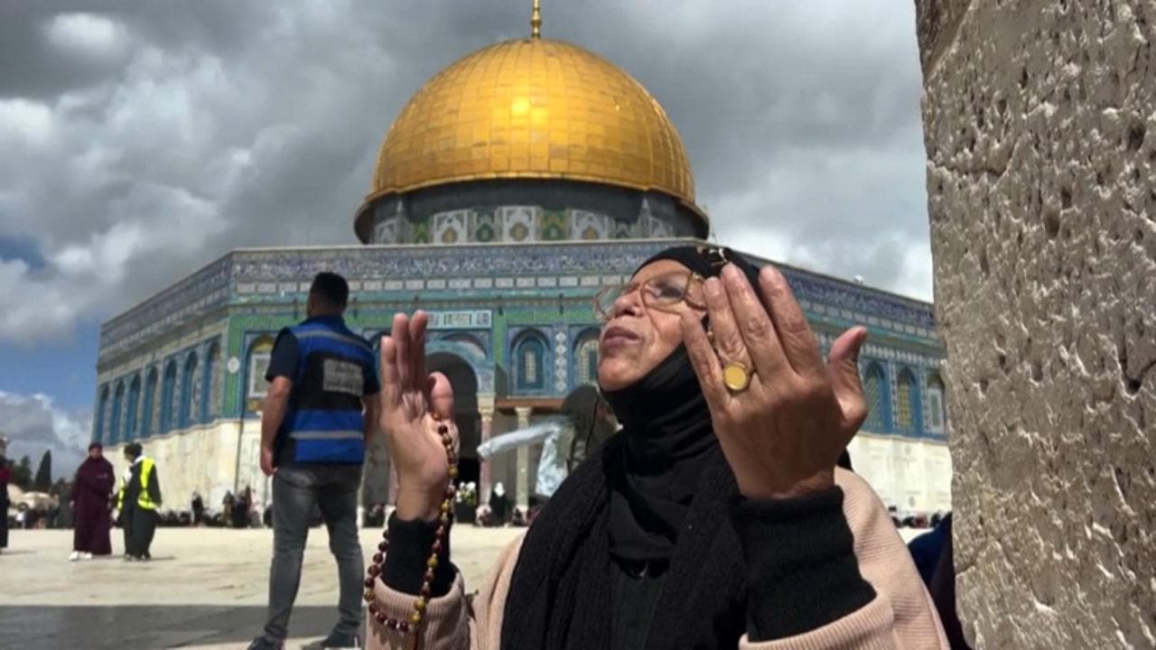 Gerusalemme, primo venerdì del Ramadan: la preghiera islamica nella moschea di al-Aqsa