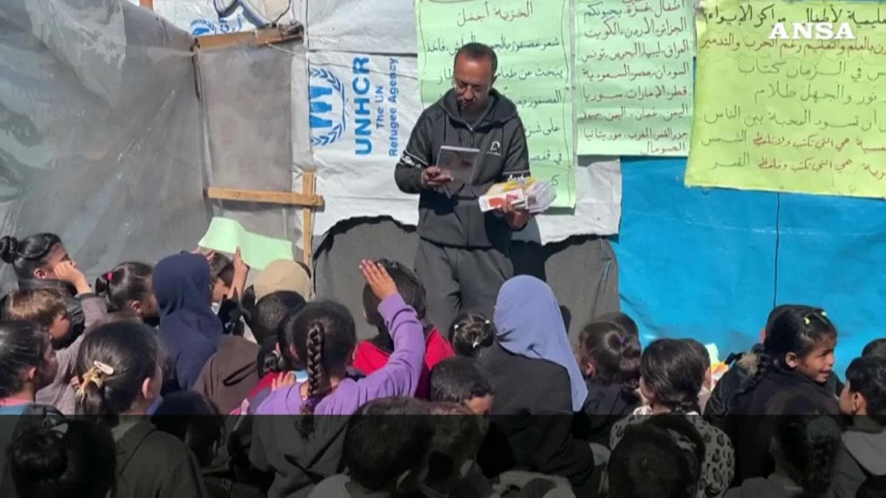 A Gaza i bambini fanno lezione nel campo di Rafah: "Interrotti dai bombardamenti israeliani"