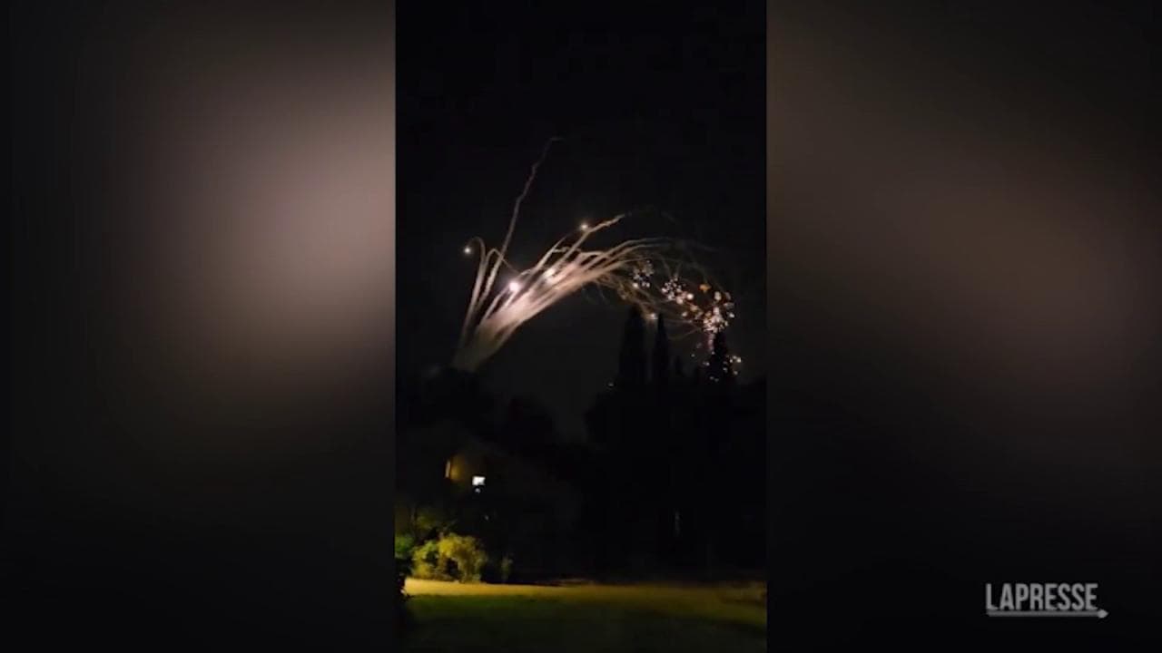 Israele, Iron Dome intercetta decine di missili lanciati dal Libano