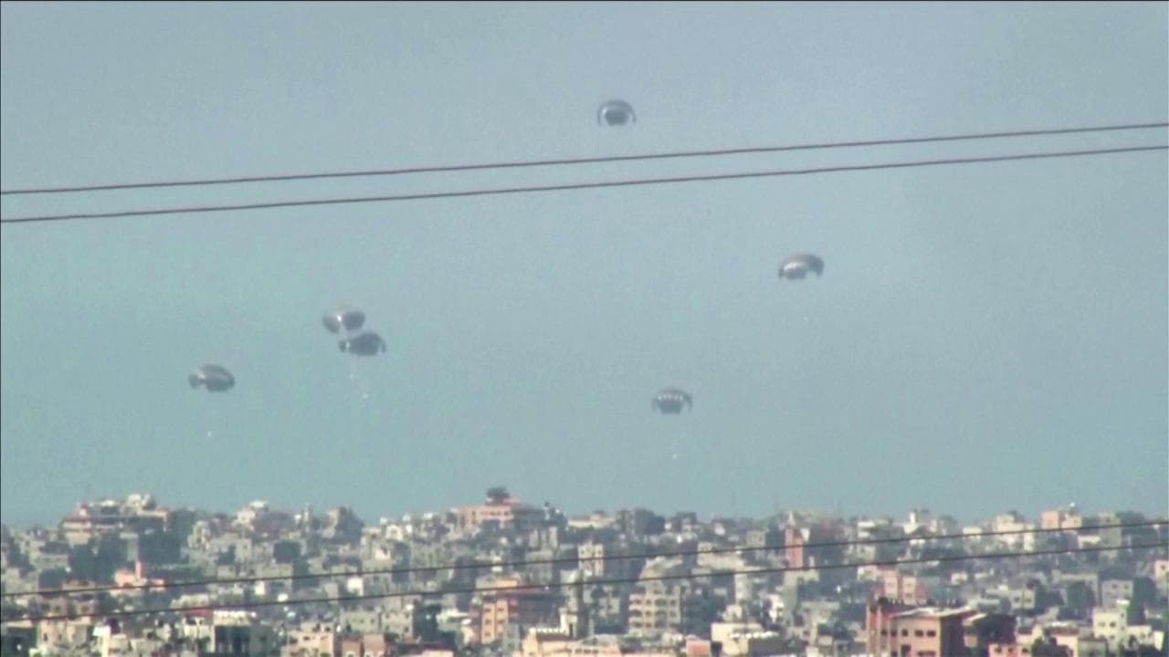 Gaza, piovono aiuti dal cielo ma cresce il pericolo carestia tra la popolazione