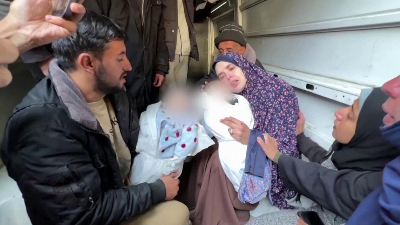 Gaza, la disperazione di una madre: morti i suoi gemelli nati da poche settimane