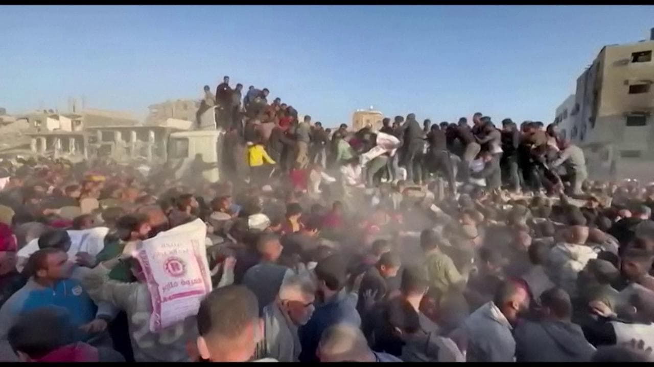 Striscia di Gaza, l'assalto disperato al camion con gli aiuti umanitari: il video