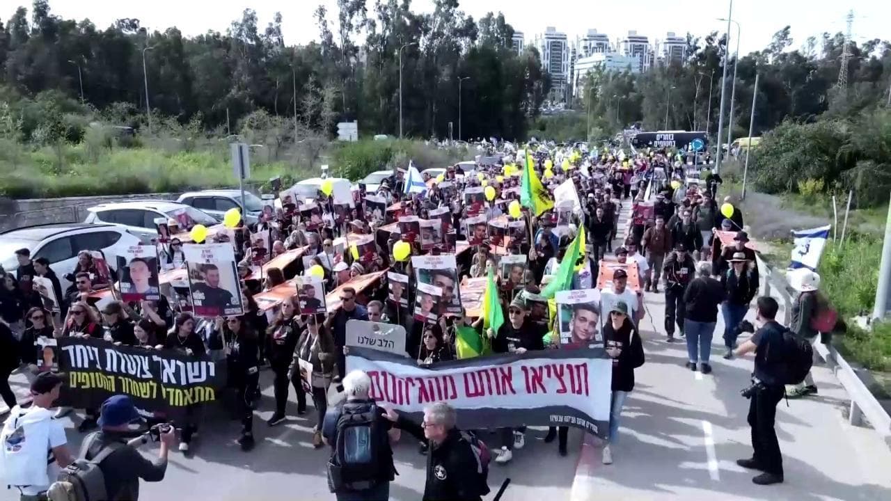 Israele, la marcia dei parenti: 134 barelle per chiedere la liberazione degli ostaggi