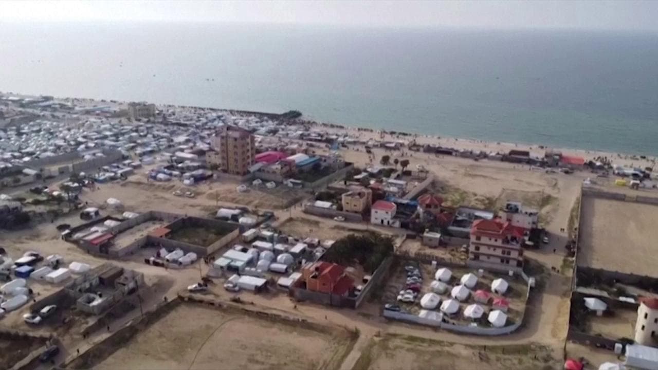 Gaza, migliaia di palestinesi in spiaggia per raccogliere aiuti umanitari: le immagini dal drone