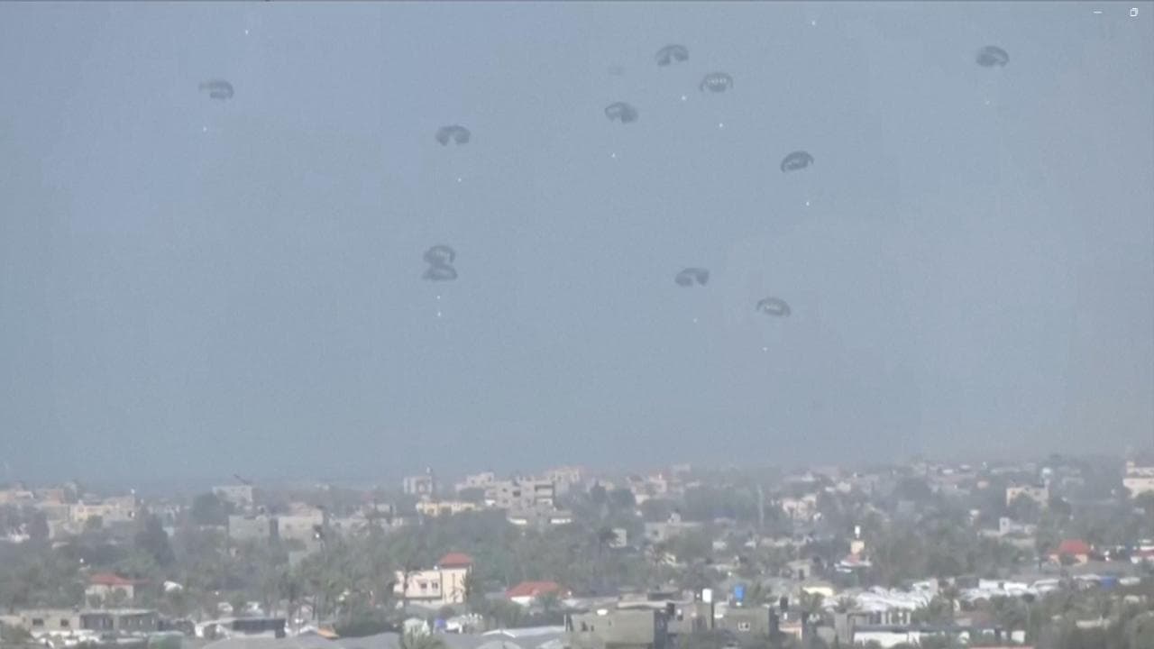 Gaza, aerei della Giordania lanciano aiuti alimentari con i paracadute