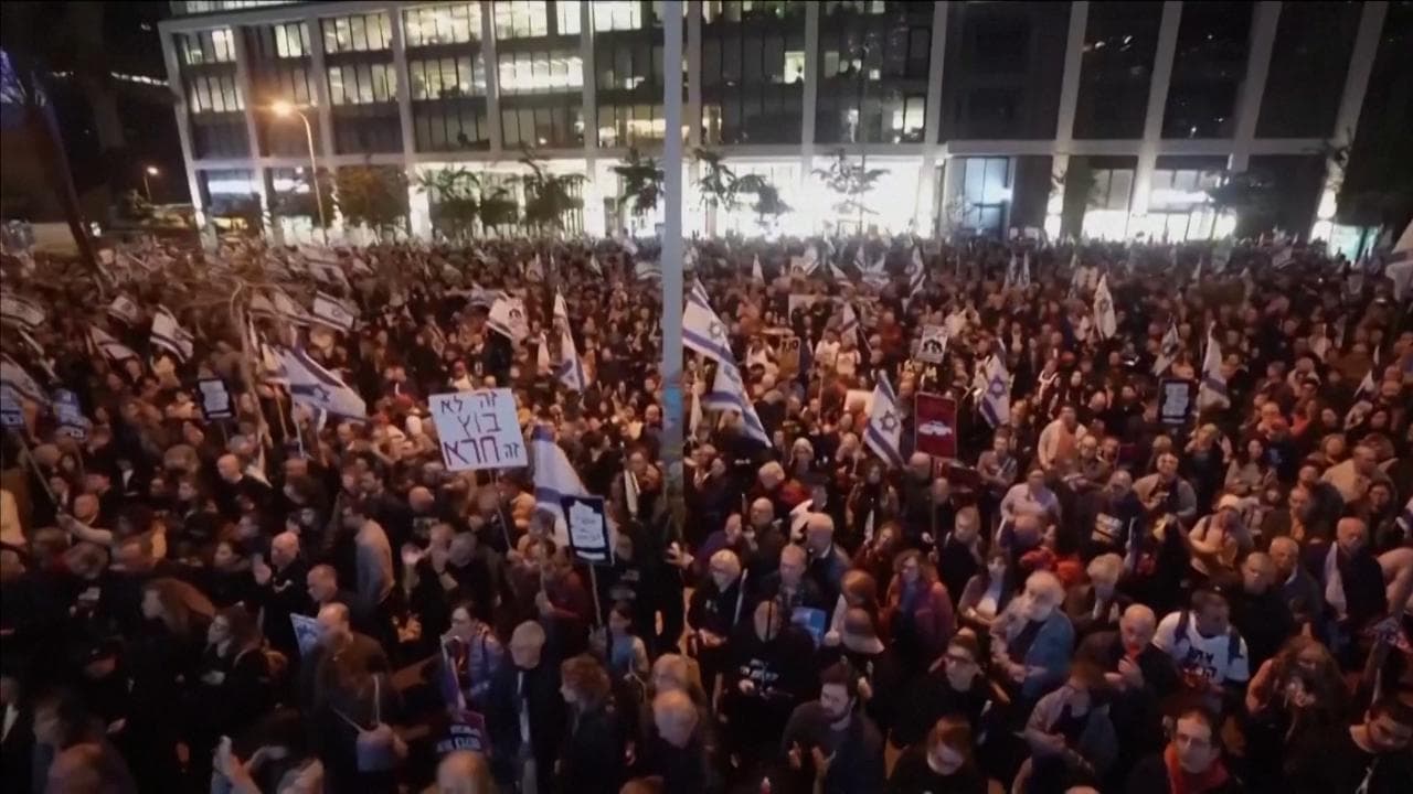 Israele, tornano le proteste contro Netanyahu: cariche di polizia e idranti sulla folla a Tel Aviv