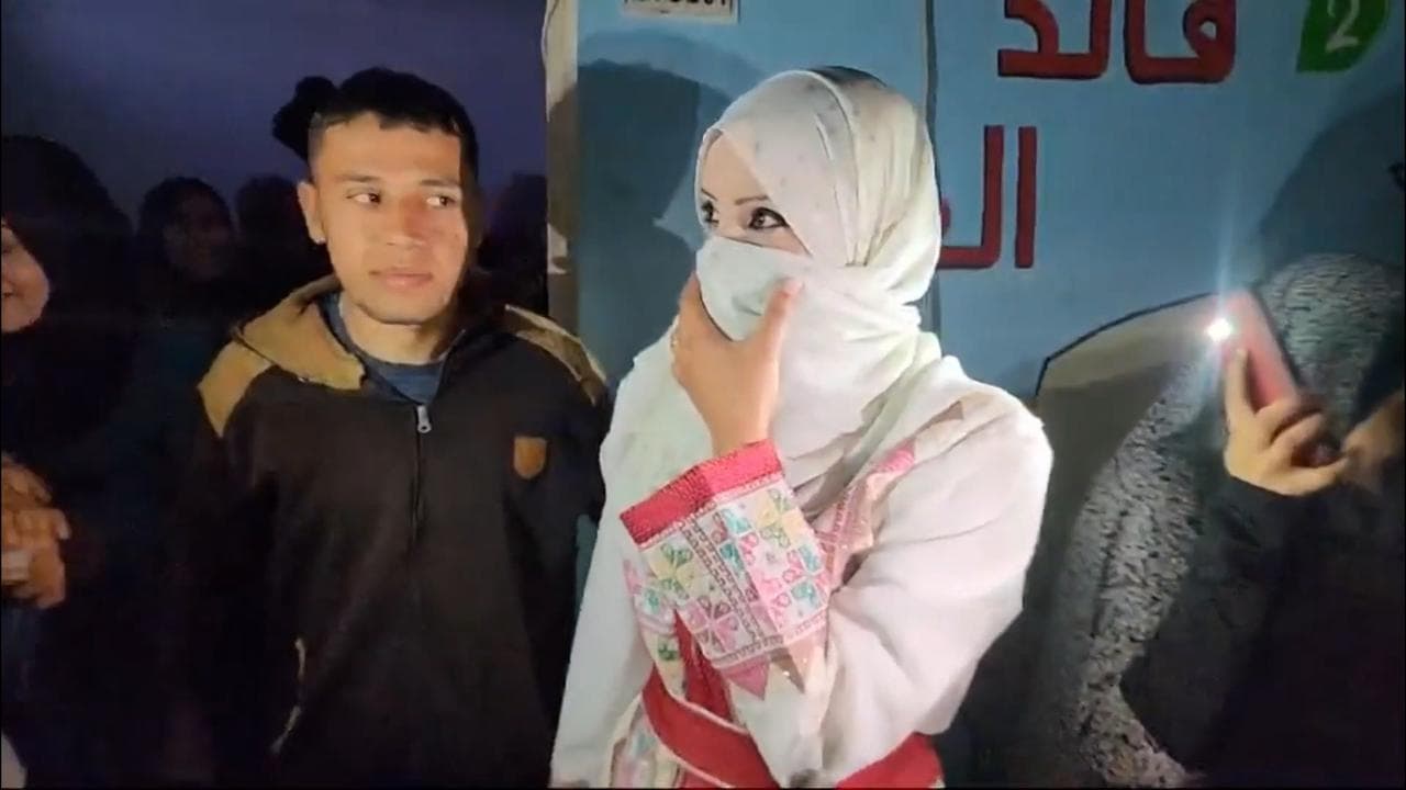 Gaza, il matrimonio sotto le bombe e una macchina come casa: la festa triste di Ibrahim e Narmin