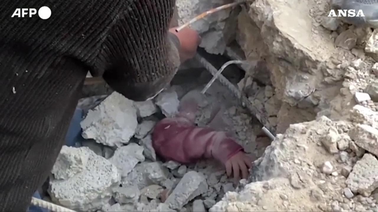 Gaza, i soccorritori salvano una ragazza intrappolata sotto le macerie