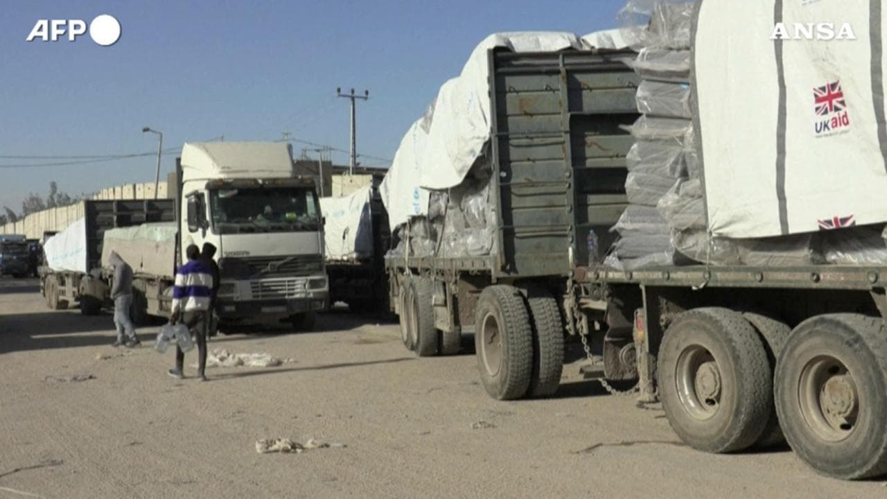 Gaza, camion trasportano beni di prima necessità al valico di Kerem Shalom