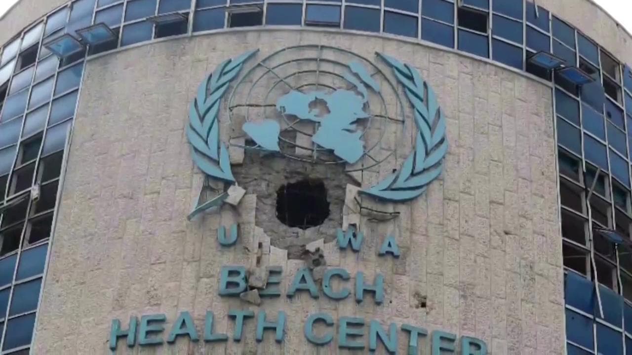 Gaza, il centro sanitario dell'Unrwa distrutto dai bombardamenti: le immagini dalla Striscia