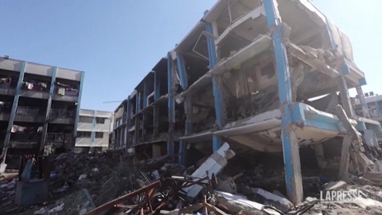 Gaza, devastazione nella città di Jabalia: famiglie cercano rifugio in una scuola bombardata