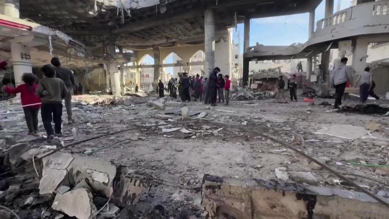 Una moschea di Rafah semidistrutta da un bombardamento israeliano
