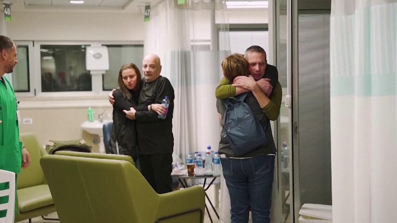 Israele, i due ostaggi liberati riabbracciano in parenti