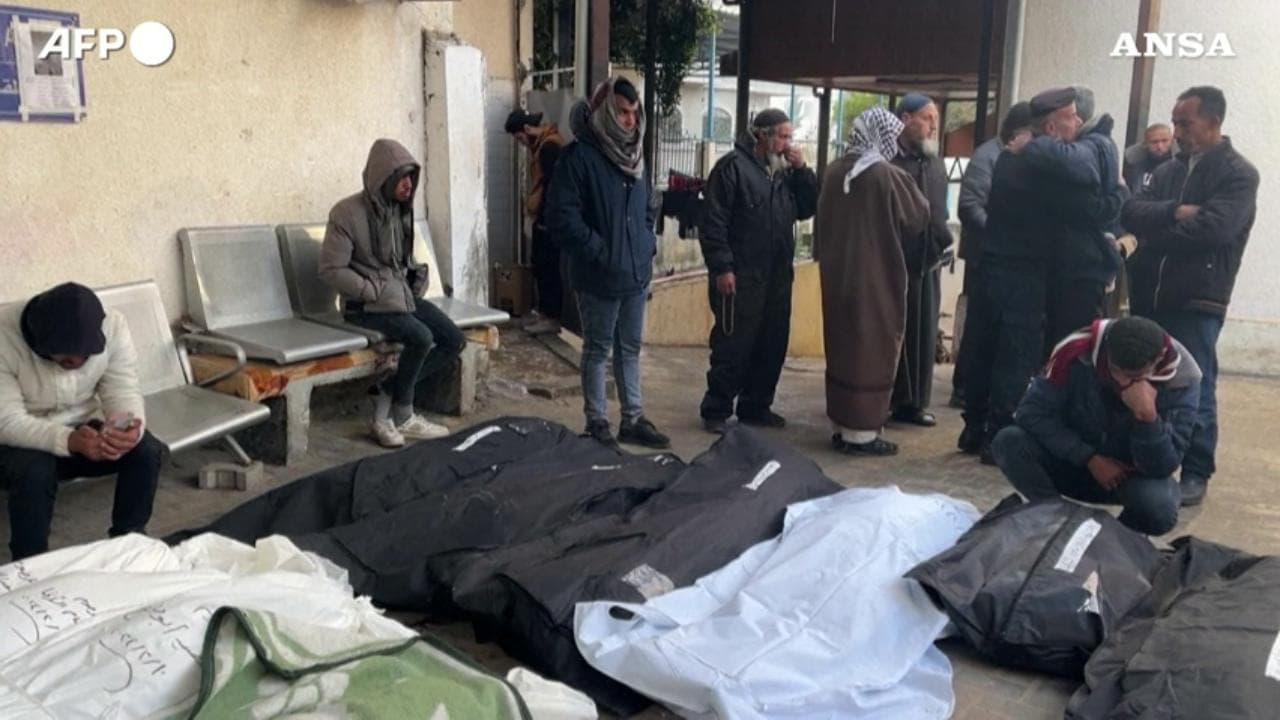 Israele bombarda Rafah, le lacrime dei palestinesi dopo il riconoscimento dei corpi dei familiari