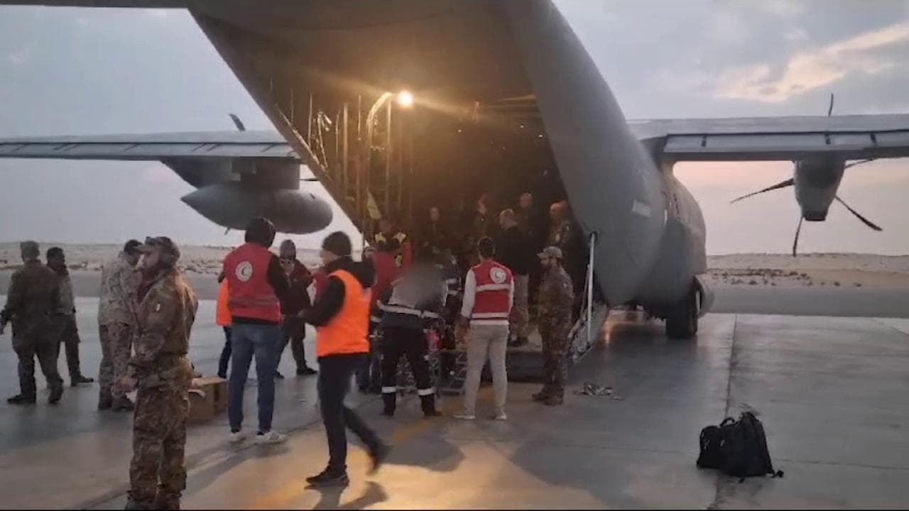 L'imbarco sull'aereo per Ciampino di 11 bambini palestinesi feriti a Gaza