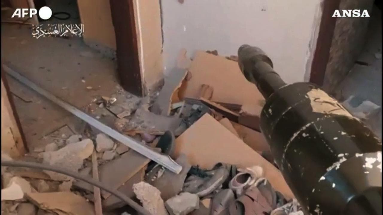 Gaza, militanti di Hamas lanciano razzi contro i carri armati israeliani: l'attacco ripreso dalla bodycam