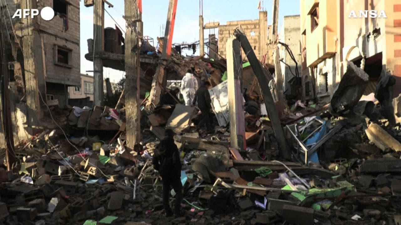 Striscia di Gaza, raid israeliano su Rafah: i cittadini fra le macerie delle loro case distrutte