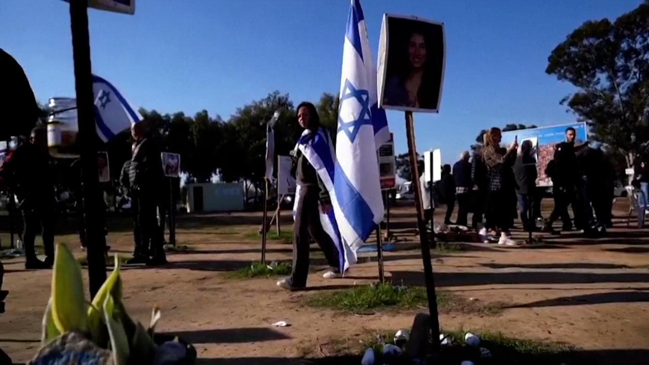 Israeliani e turisti in pellegrinaggio nei luoghi della strage del rave del 7 ottobre