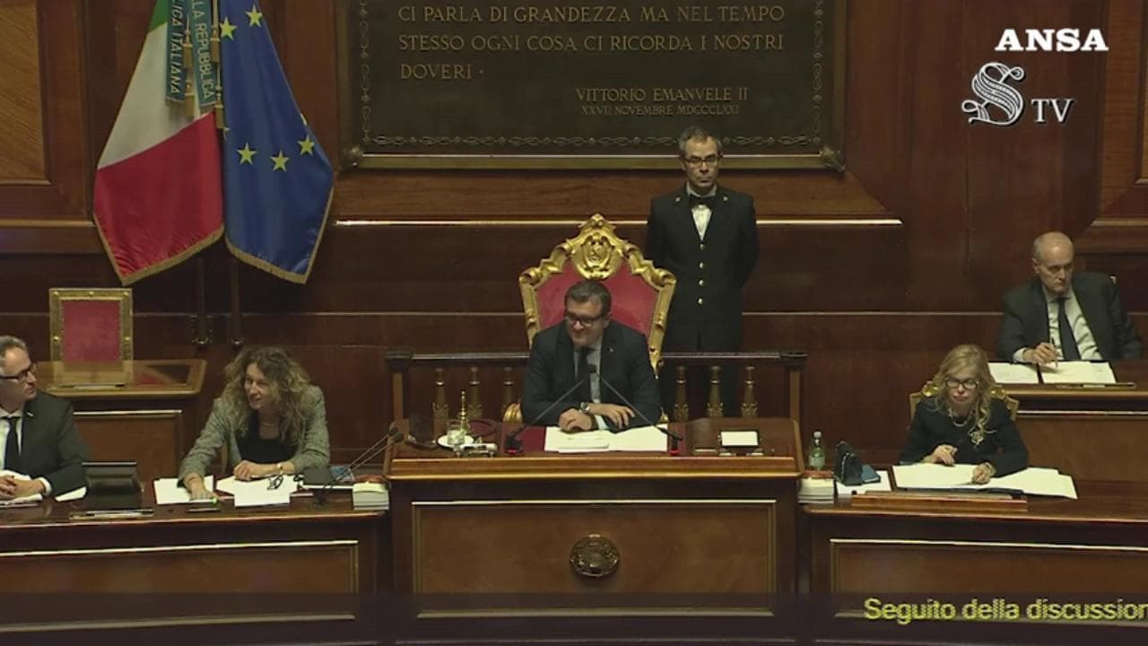 Senato, l'opposizione protesta intonando l'Inno di Mameli durante la votazione del Ddl Autonomia