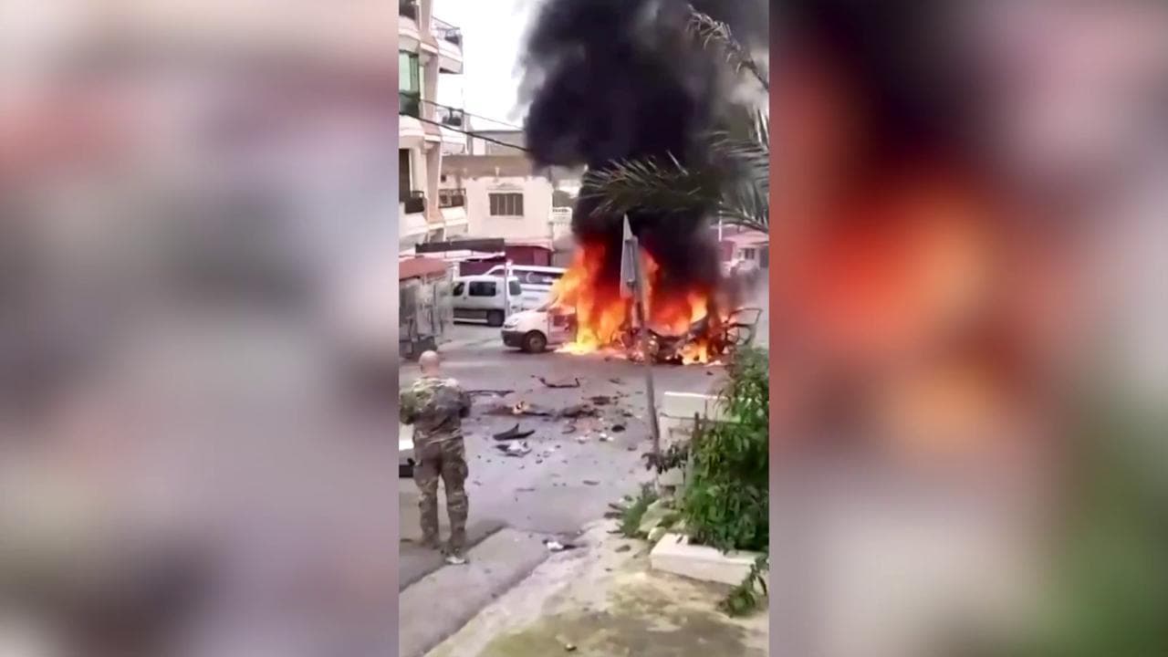 Libano, due miliziani di Hezbollah uccisi da raid israeliano: il video dell'auto in fiamme colpita dal drone