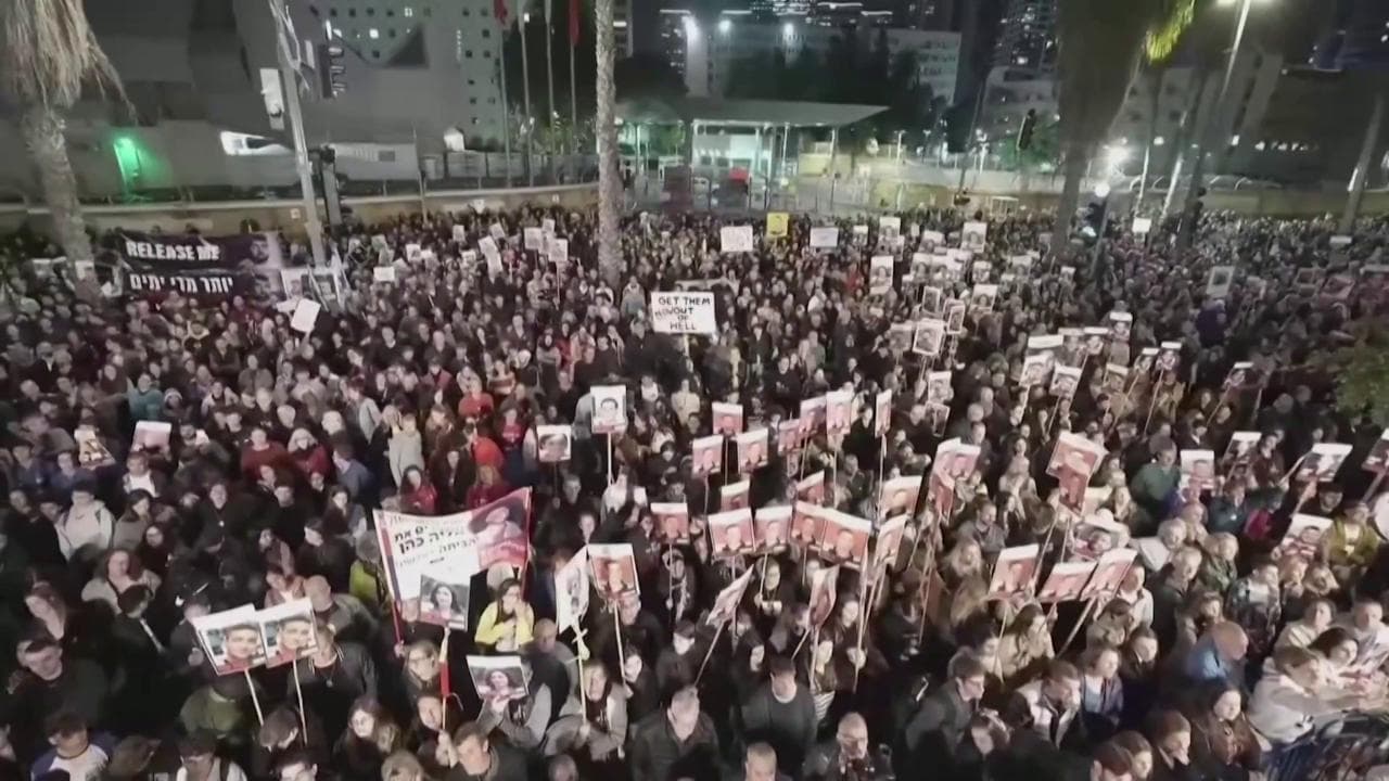 Israele, manifestazione a Tel Aviv per chiedere il rilascio degli ostaggi catturati da Hamas