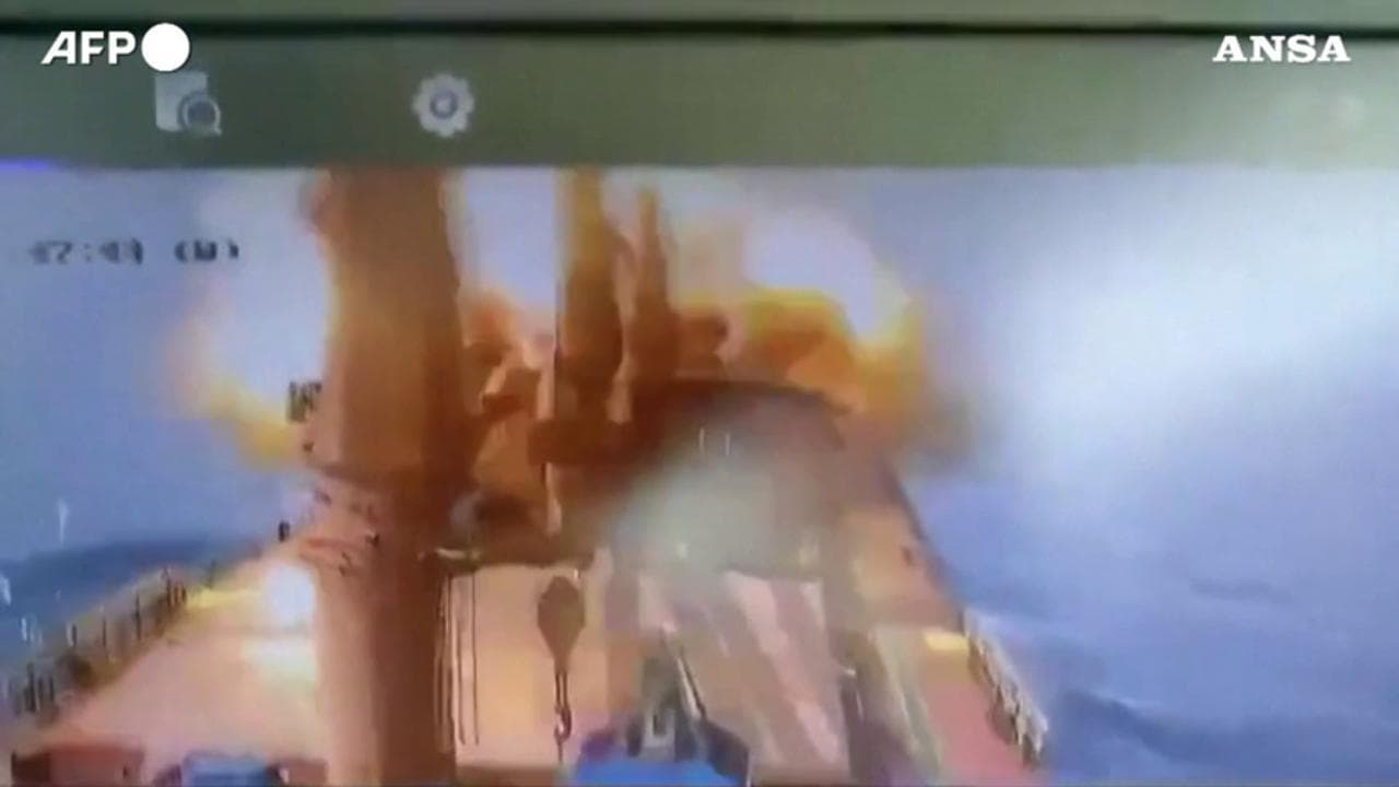 Yemen, gli Houti attaccano cargo greco: il video della nave colpita da un missile
