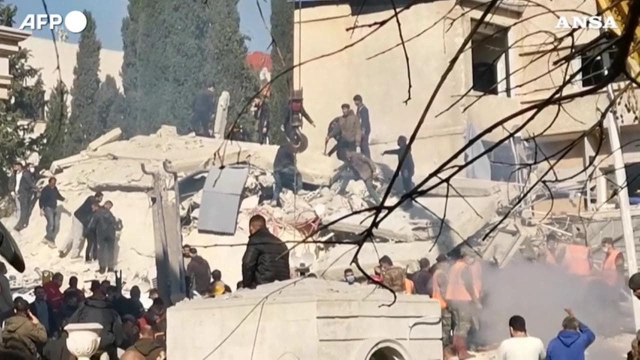 Raid israeliano a Damasco, ucciso il capo dell'intelligence iraniano in Siria e altri pasdaran