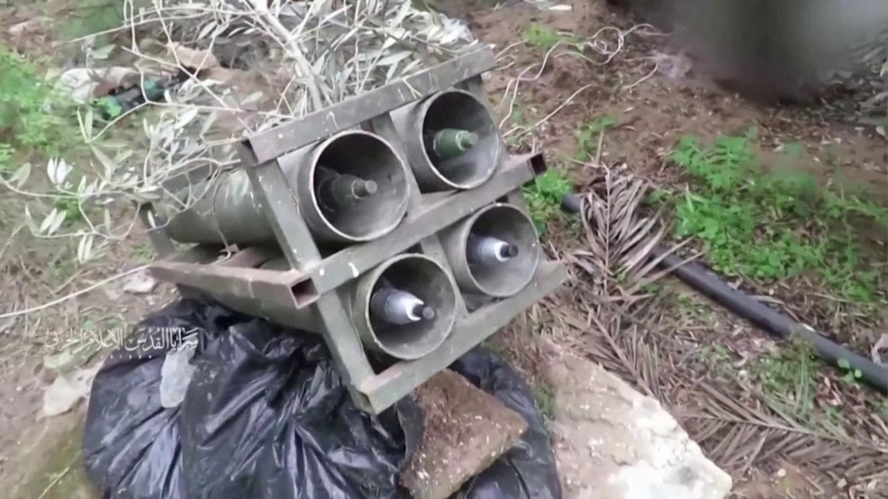 Striscia di Gaza, Hamas spara ancora razzi su Israele: le immagini