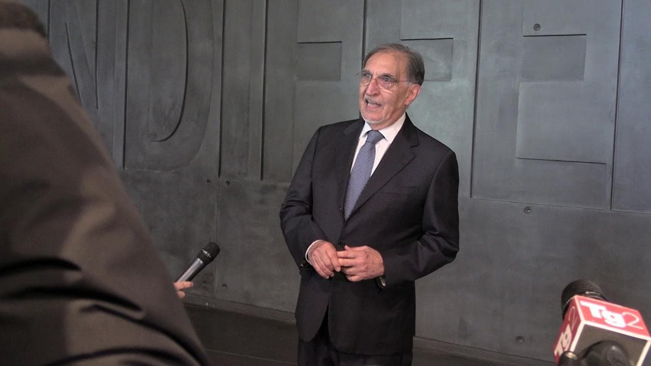 La Russa con Segre al Memoriale della Shoah, la reazione alla domanda: "Si sente antifascista?"