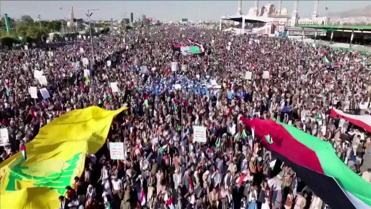 Yemen, imponente manifestazione a sostegno degli Houti dopo gli attacchi di Usa e Gb