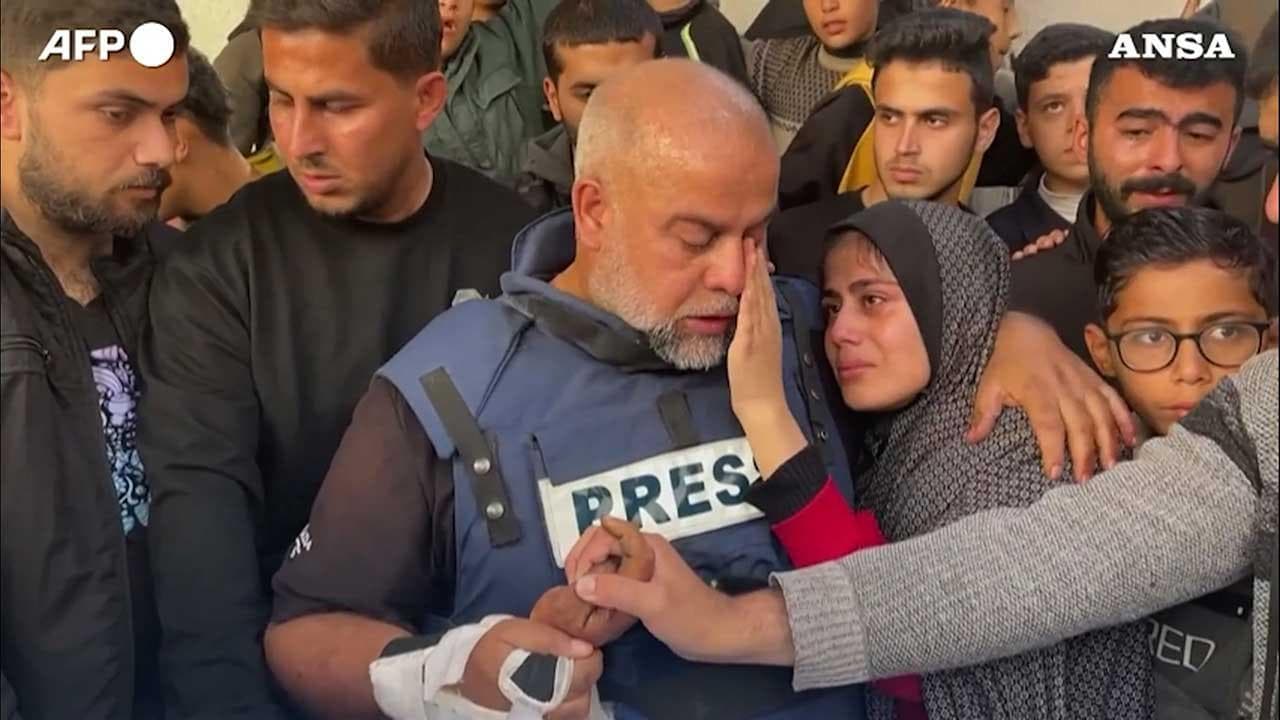 Gaza, il dolore del padre e della sorella al funerale del giornalista ucciso in un raid israeliano