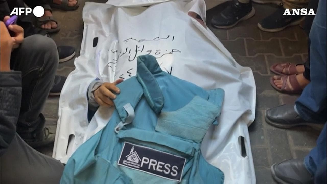 Gaza, i funerali dei due giornalisti rimasti uccisi in un raid israeliano